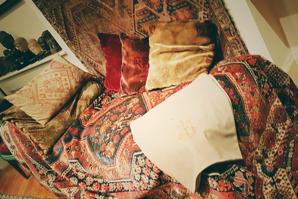 El histórico diván psicoanalítico de Sigmund Freud, cubierto con una alfombra persa y cojines, conservado en el Museo Freud de Londres