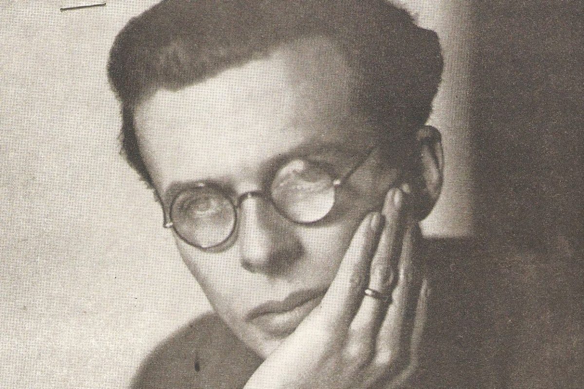 Retrato fotográfico en blanco y negro de un joven Aldous Huxley con gafas redondas y la mano apoyada en el rostro