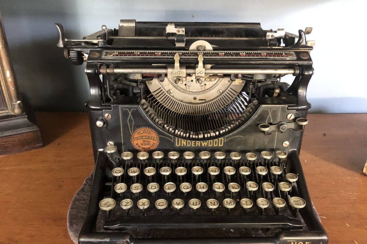 Máquina de escribir Underwood antigua en primer plano, con sus teclas circulares y el carro metálico