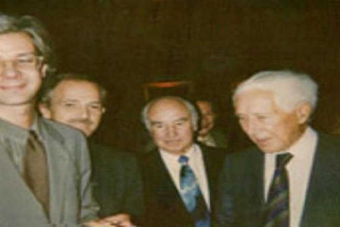 Cuatro hombres conversando en una recepción: Jacobo Siruela, Antonio Escohotado, Albert Hofmann y Ernst Jünger