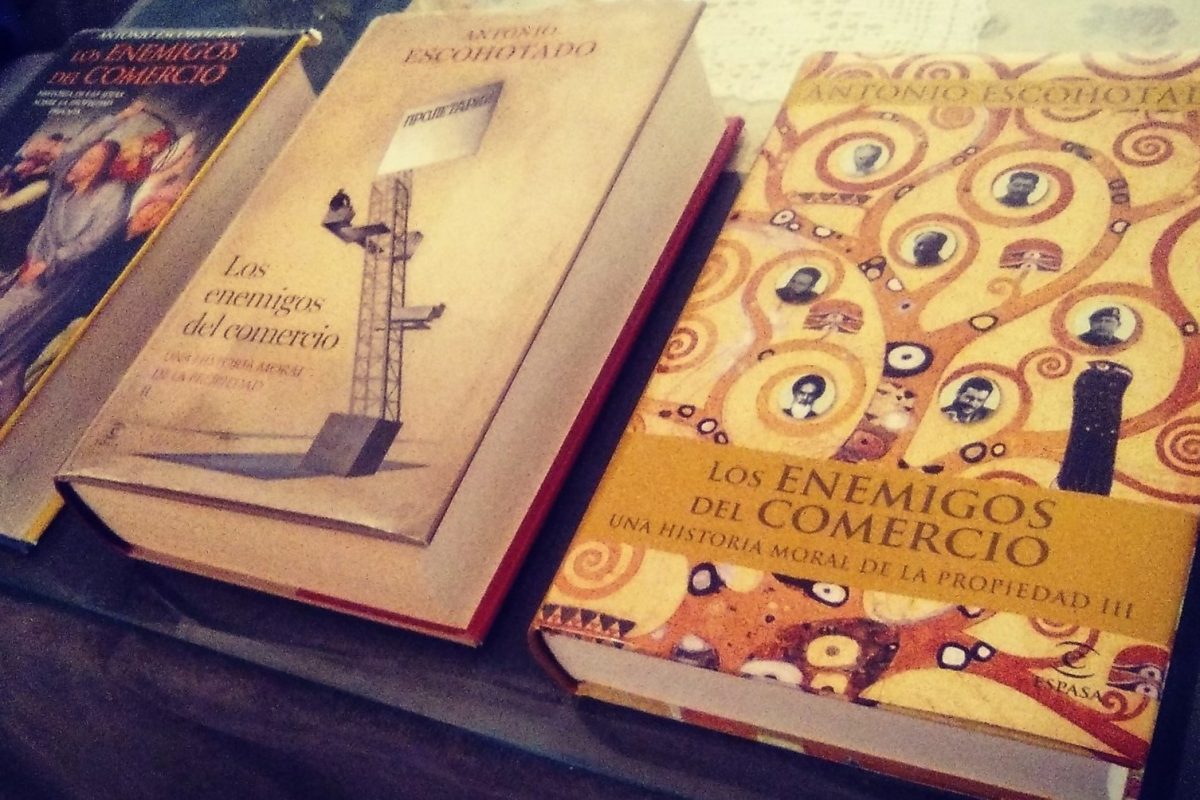 Los tres tomos encuadernados de la trilogía Los enemigos del comercio, de Antonio Escohotado, sobre una mesa