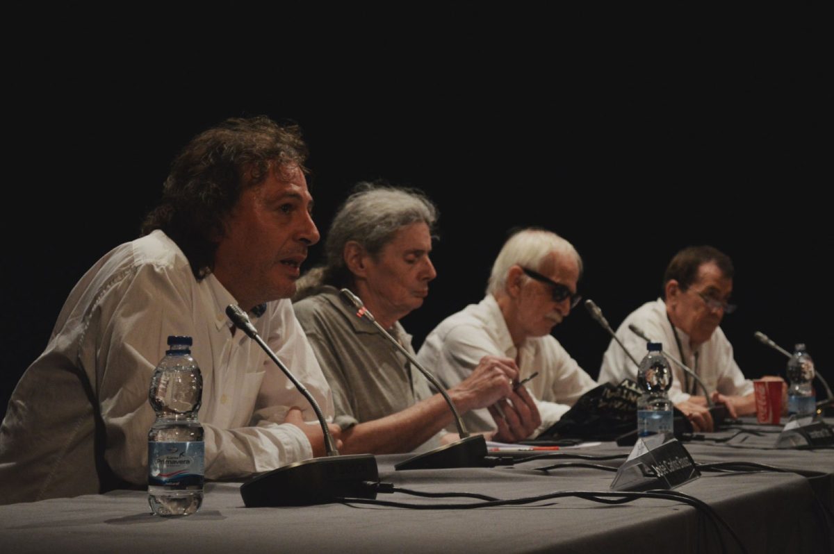 José Carlos Bouso, Jonathan Ott, Antonio Escohotado y Fernando Sánchez Dragó sentados en una mesa redonda con micrófonos