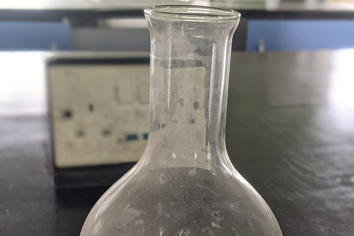 Matraz de vidrio de fondo redondo de 500 ml sobre una mesa de laboratorio