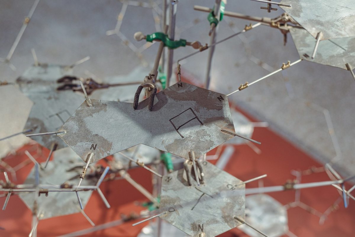 Detalle macro de un modelo molecular metálico de estilo vintage con placas etiquetadas con la letra N de nitrógeno