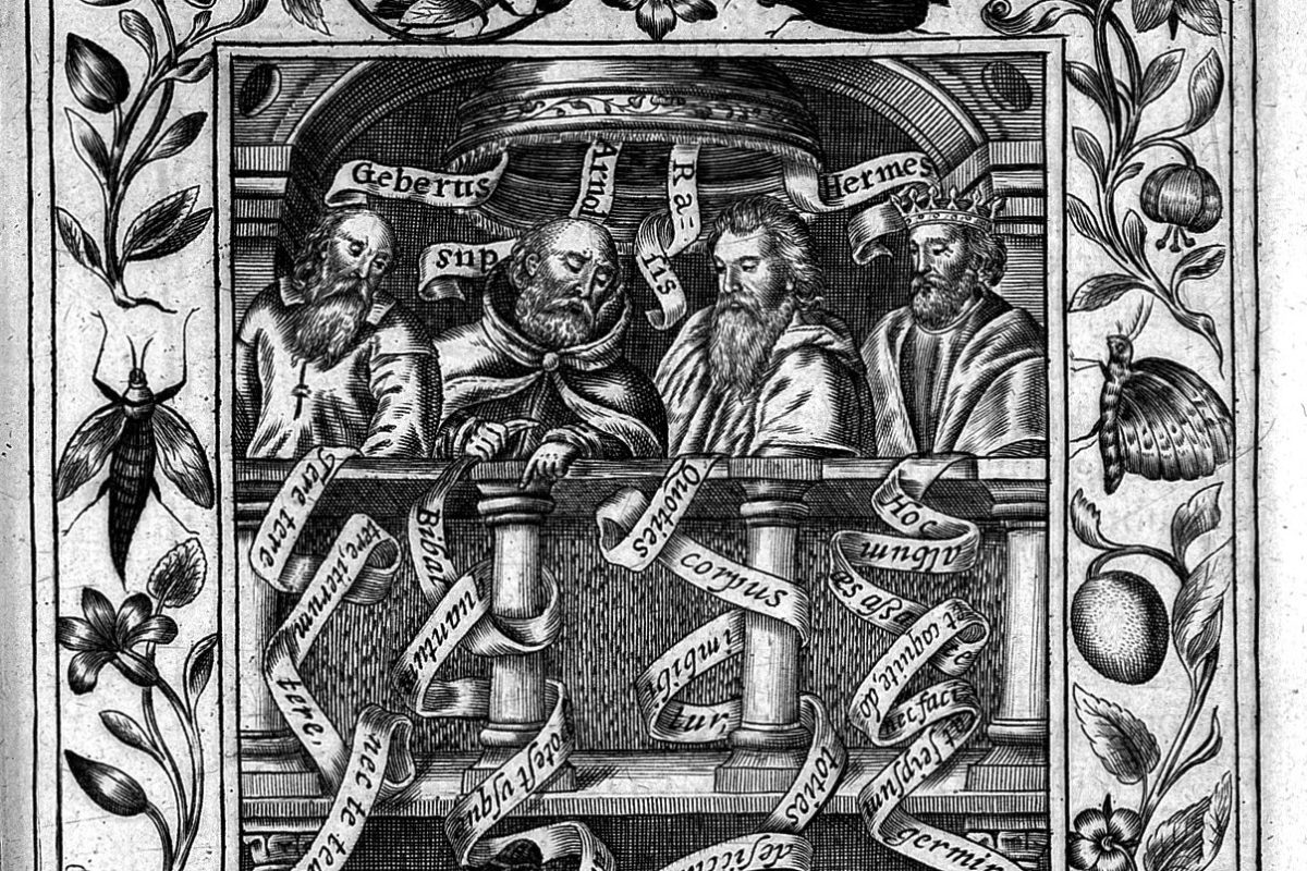Grabado antiguo en blanco y negro que muestra a cuatro alquimistas medievales (Geber, Arnau de Vilanova, Rhazes y Hermes) supervisando desde una galería a varios aprendices que muelen, destilan y calientan sustancias en un laboratorio
