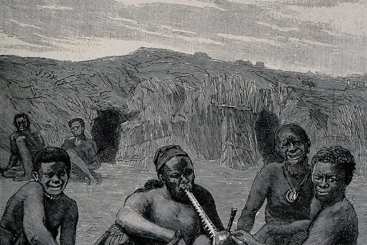 Grabado antiguo de un grupo reunido alrededor de una gran pipa compartida en un poblado africano del siglo XIX