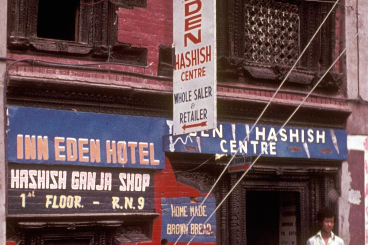 Fachada de una tienda de hachís y ganja en Katmandú, Nepal, en 1973, con carteles y una bicicleta aparcada