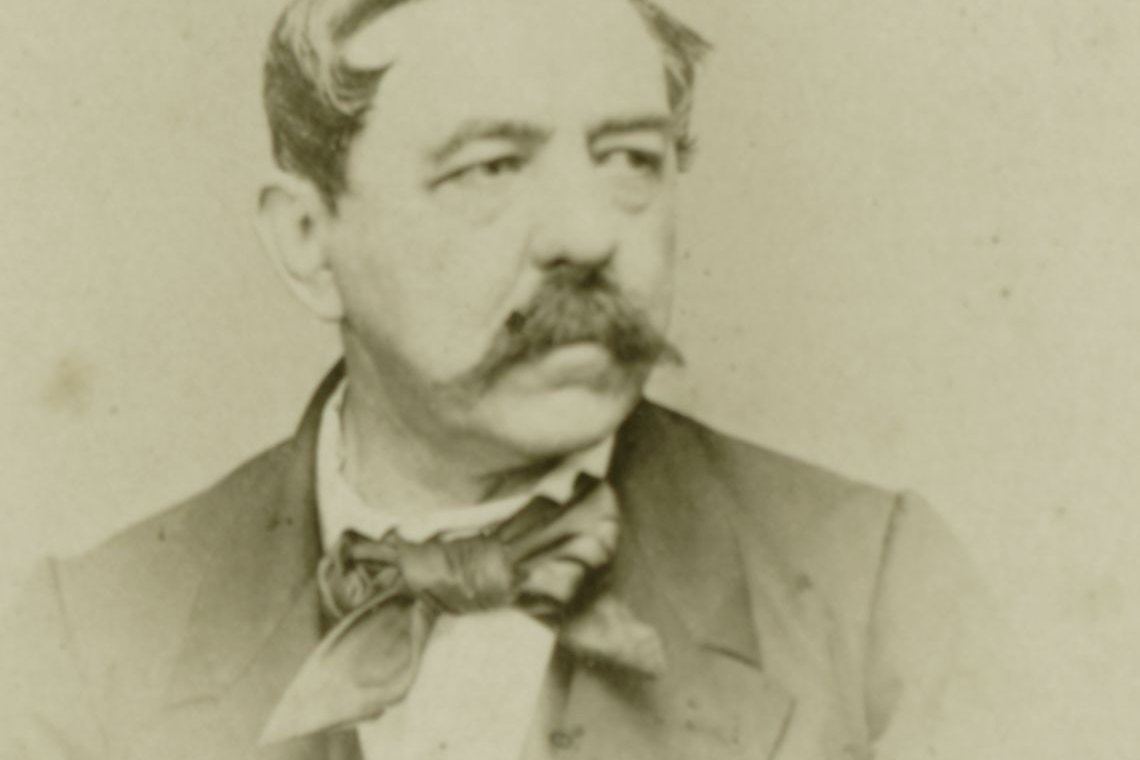 Retrato fotográfico de estudio de Ernst von Bibra hacia 1870, hombre de mediana edad con bigote y corbatín, vestido de época