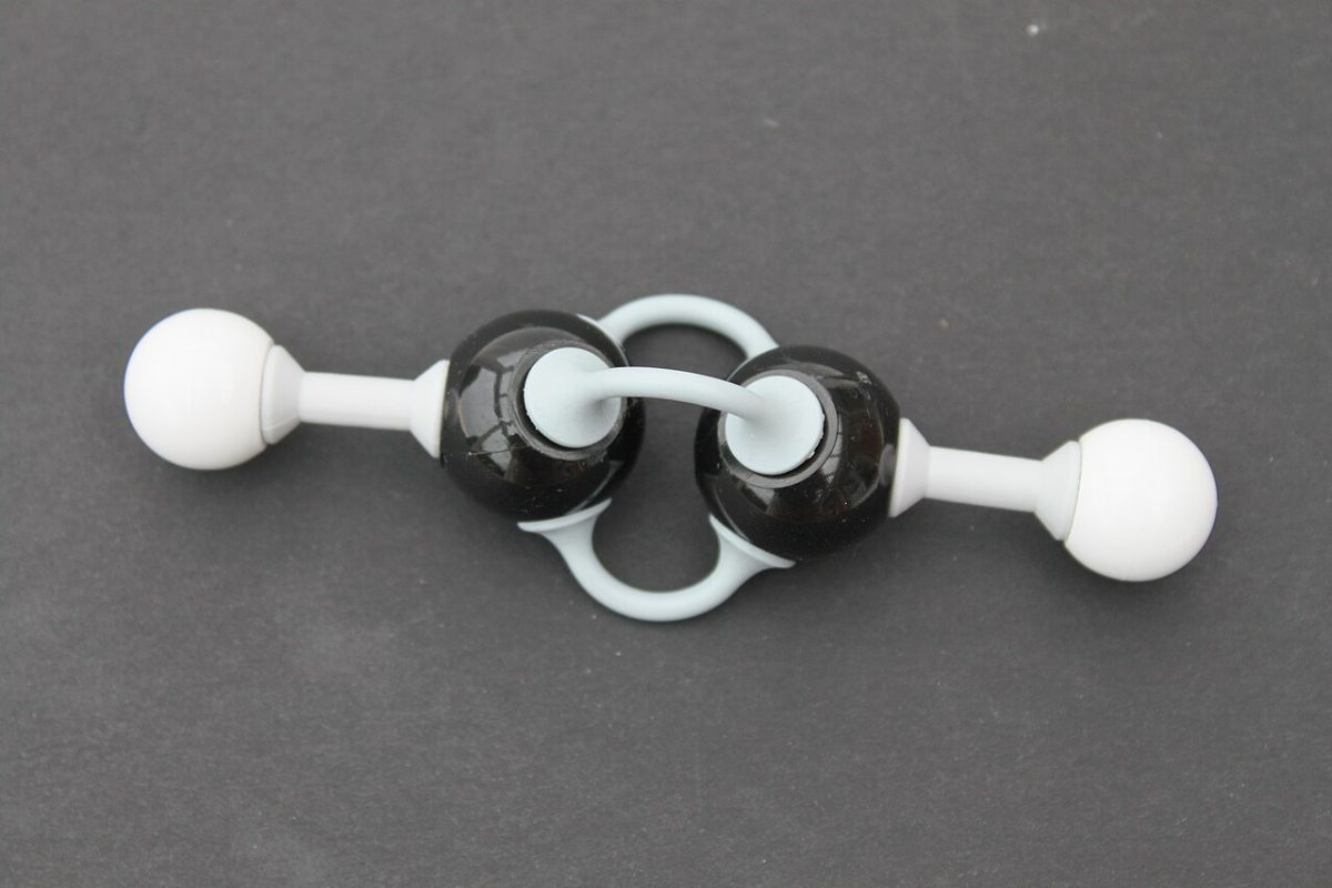 Modelo molecular de bolas y varillas en blanco y negro sobre fondo gris