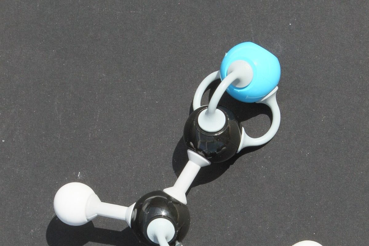 Modelo molecular de bolas y varillas con una esfera azul que representa un átomo de nitrógeno