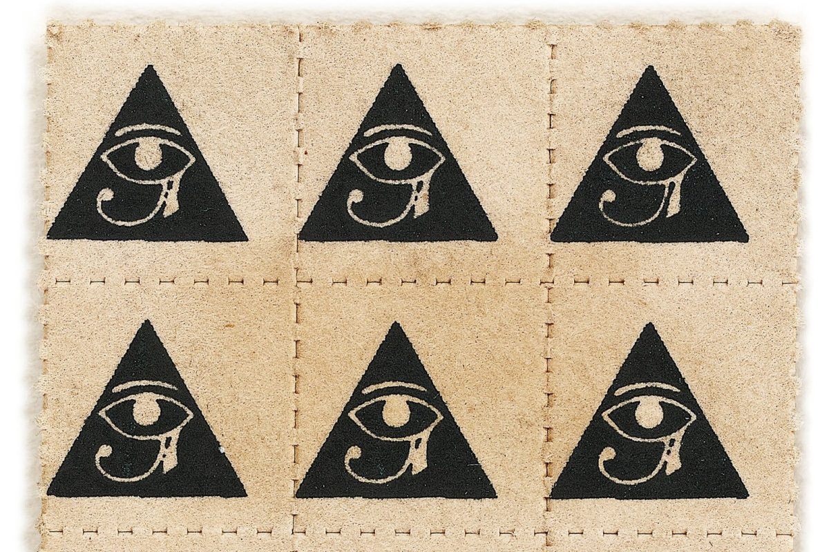 Lámina perforada de papel secante con motivos del Ojo de Horus impresos en tinta negra