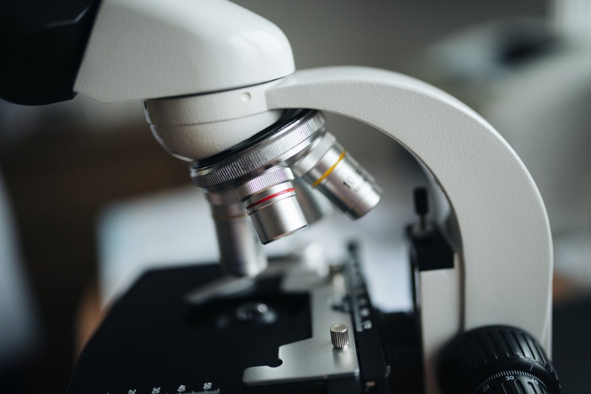 Primer plano de las lentes objetivas de un microscopio óptico