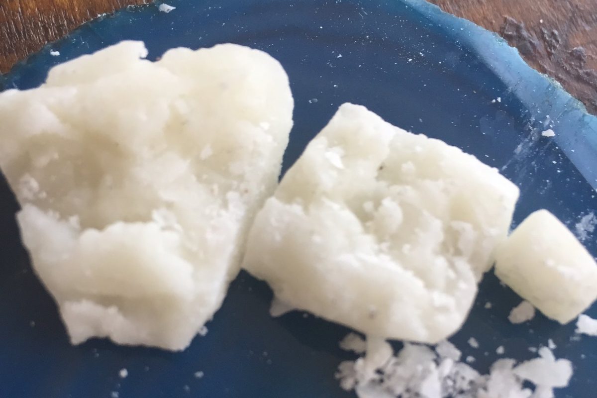 Fragmentos de crack de color blanquecino sobre una superficie azul