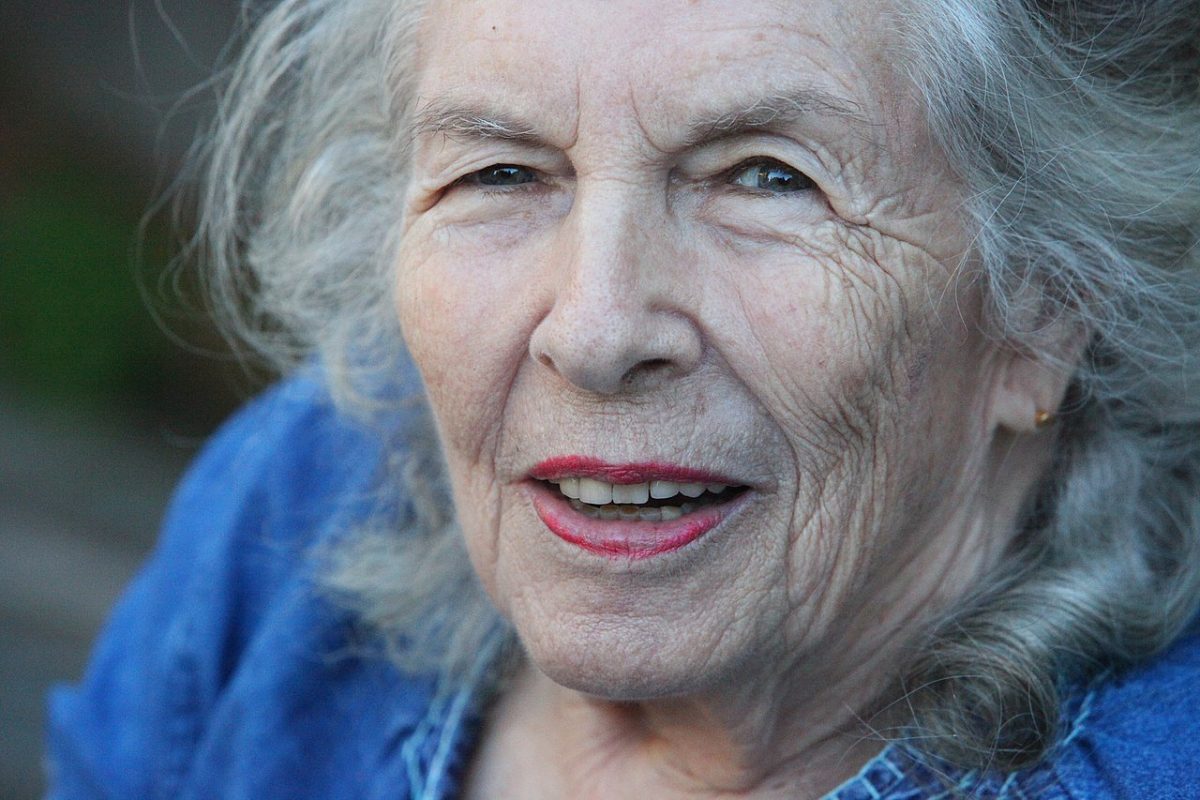 Retrato en primer plano de Ann Shulgin, mujer mayor de cabello canoso sonriendo