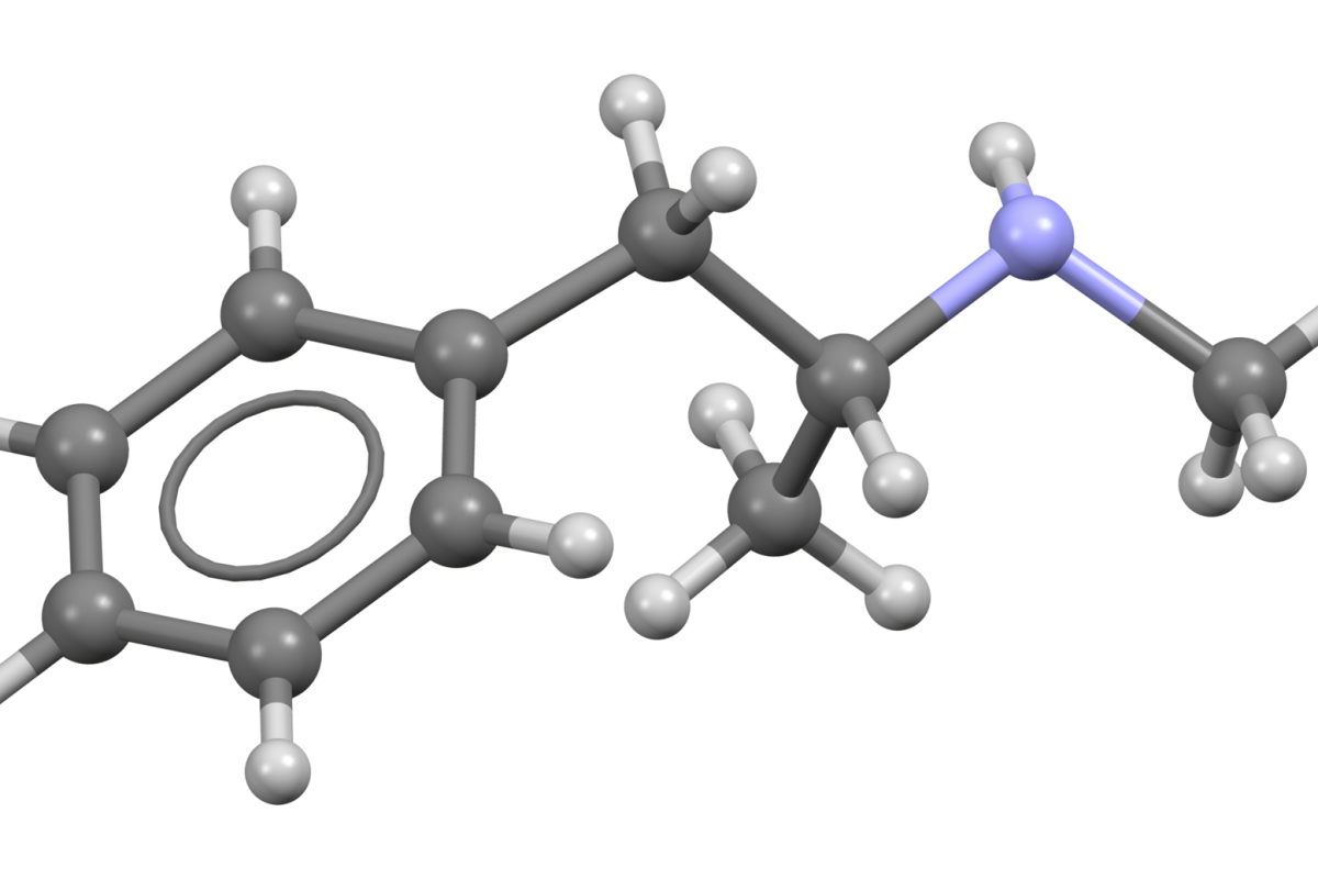 Modelo molecular en 3D de la metanfetamina, basado en su estructura cristalina, sobre fondo blanco