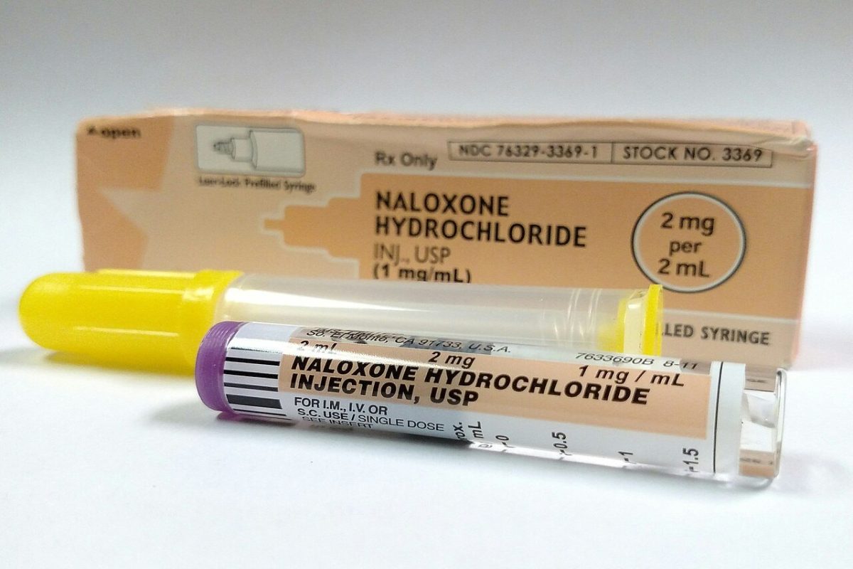 Jeringa precargada de clorhidrato de naloxona junto a su envase, el medicamento usado para revertir sobredosis de opioides