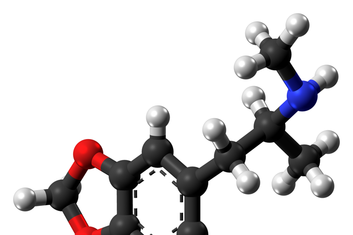 Modelo molecular en 3D del MDMA (éxtasis), bolas y varillas coloreadas por elemento, sobre fondo blanco