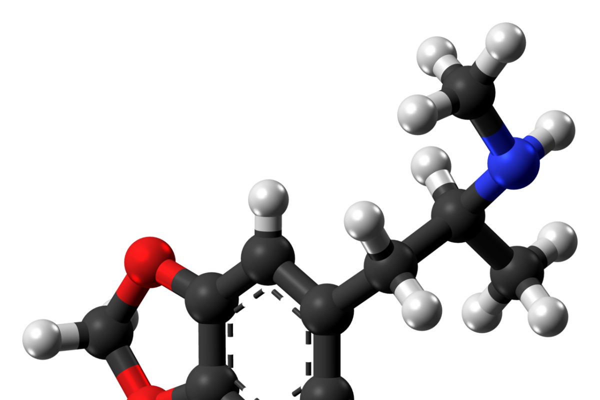 Modelo molecular de bolas y varillas de la MDMA (éxtasis), con los átomos de carbono, hidrógeno, oxígeno y nitrógeno diferenciados por color