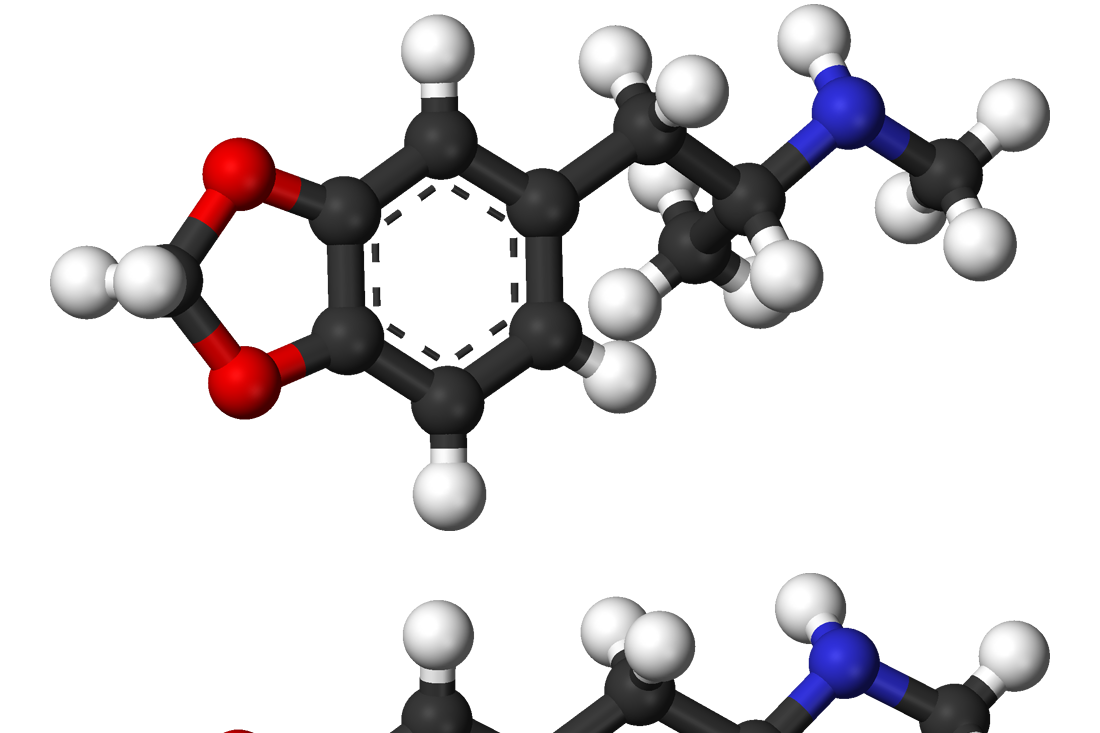 Modelos moleculares de bolas y varillas de los dos enantiómeros, formas especulares, de la MDMA, uno sobre otro