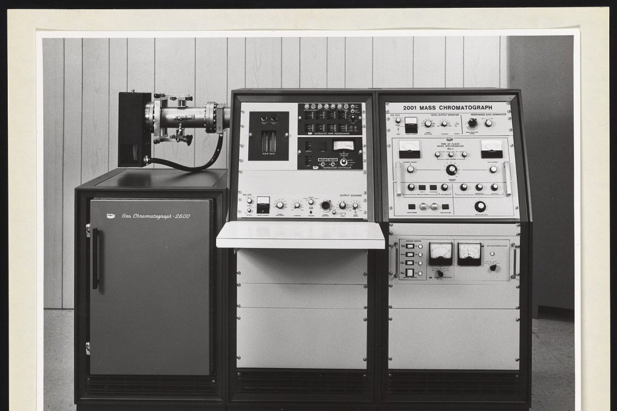 Fotografía de archivo en blanco y negro de un equipo de cromatografía de gases y espectrometría de masas, usado para análisis químicos de precisión
