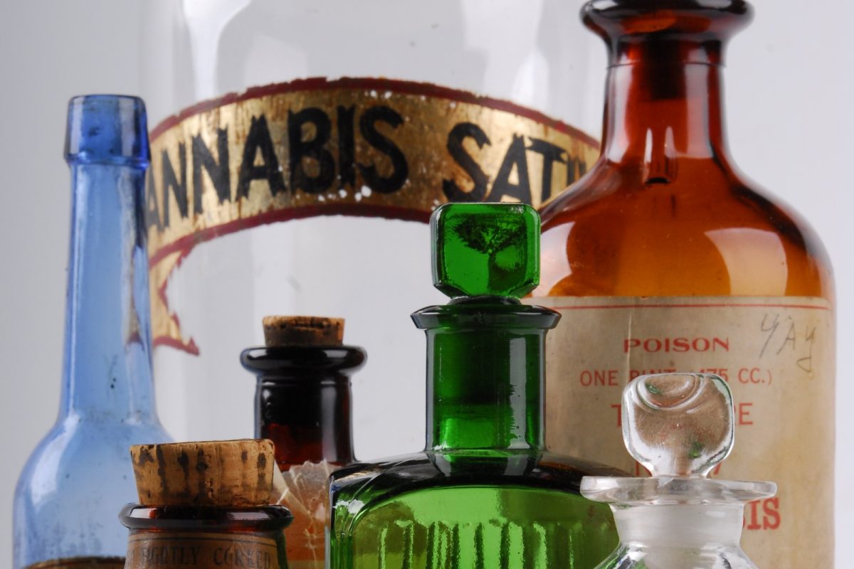 Fotografía de una colección de frascos de vidrio antiguos de farmacia etiquetados como Cannabis sativa y tintura de cannabis