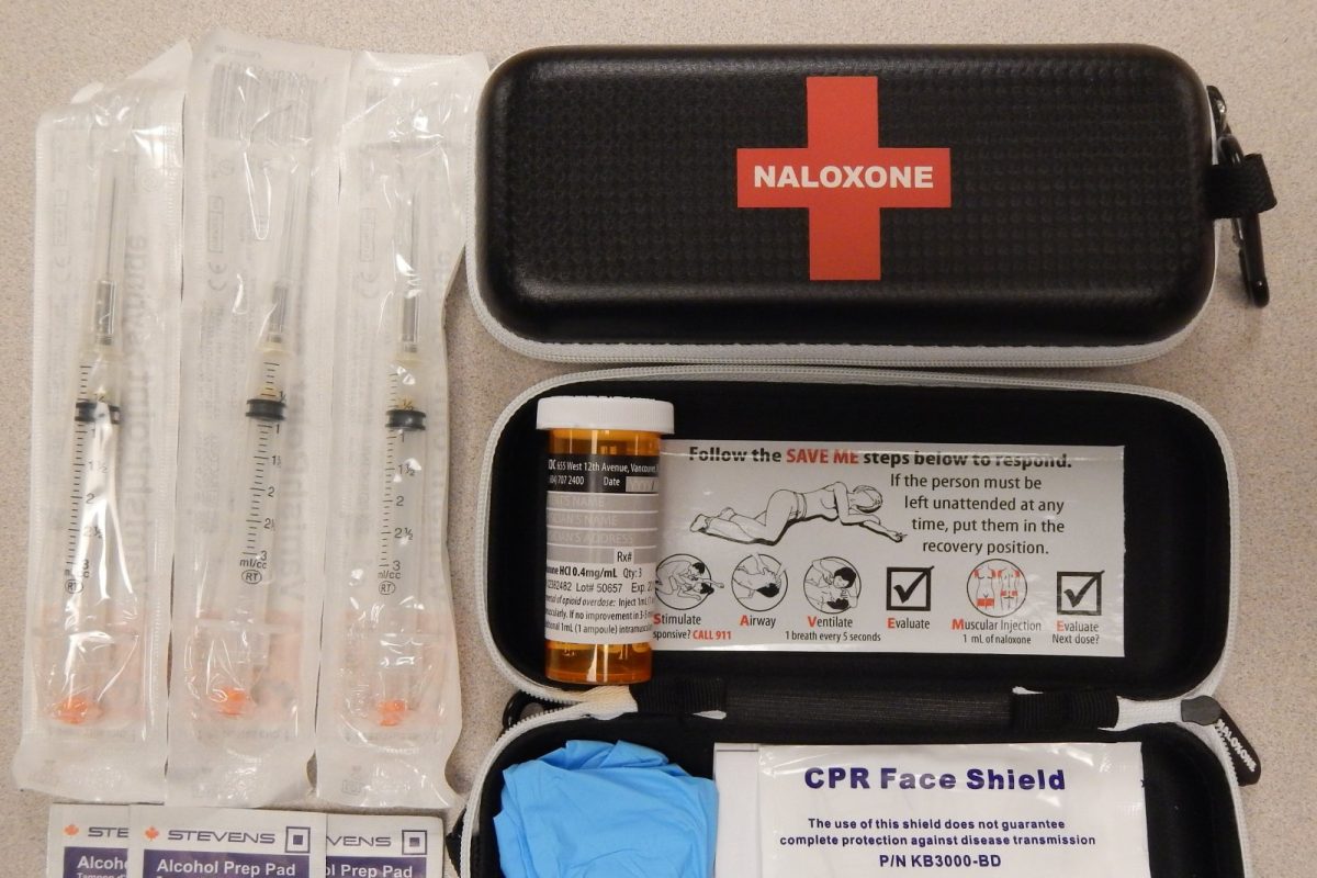 Estuche de naloxona abierto con jeringuillas, ampollas y material de primeros auxilios para revertir una sobredosis por opioides