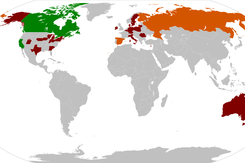 Mapa del mundo que muestra el estatus legal de la Salvia divinorum por países: en verde donde es legal, en naranja donde está regulada o restringida y en rojo oscuro donde es ilegal.