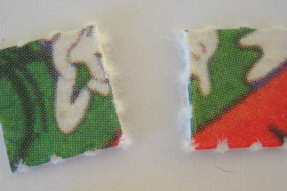 Dos sellos de papel secante (blotter) impregnados con LSD sobre un fondo claro y neutro