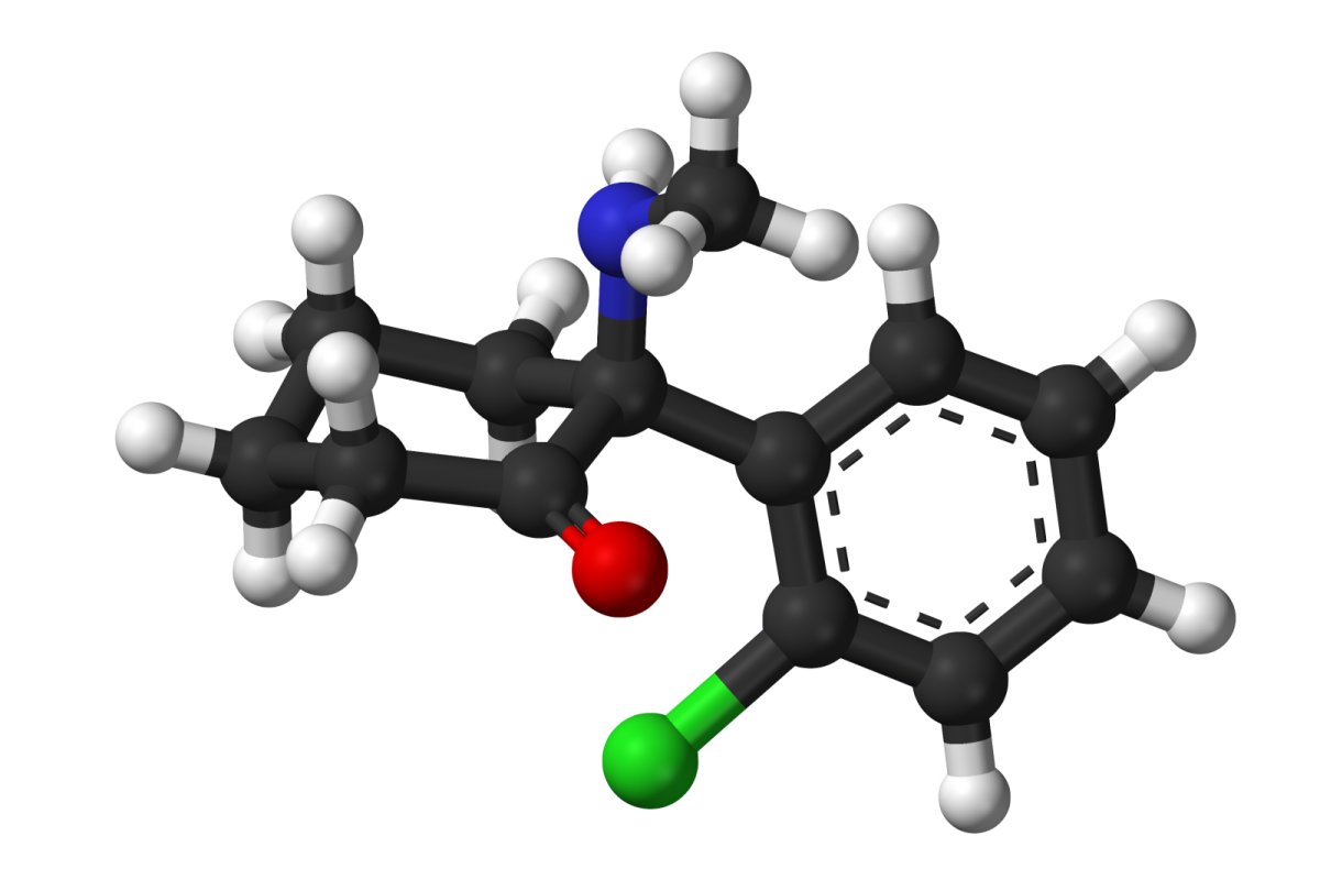 Modelo molecular tridimensional de bolas y varillas de la esketamina (S-ketamina) sobre fondo negro, mostrando el anillo de clorofenilo y el grupo metilamino.