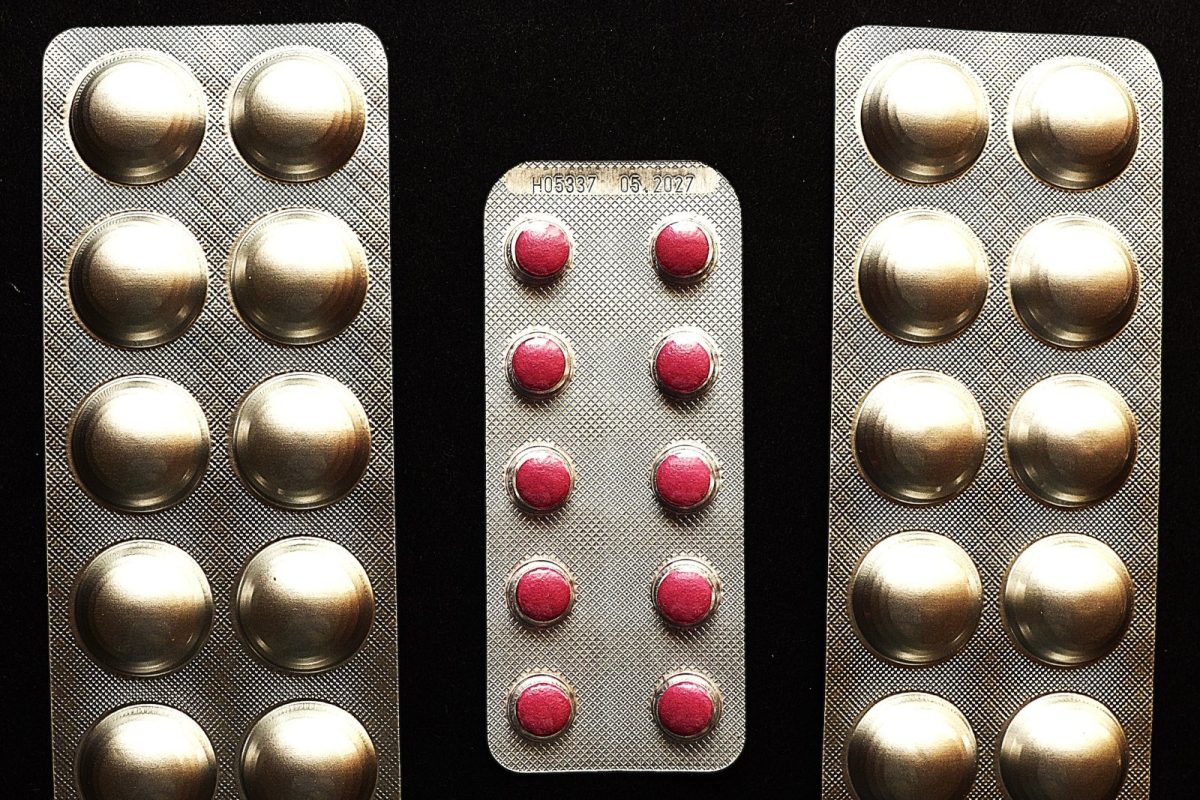 Blísteres metálicos de comprimidos farmacéuticos sobre fondo negro