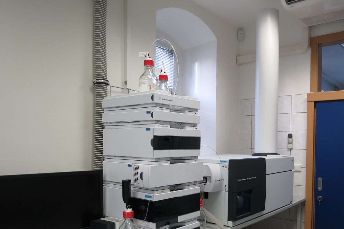 Cromatógrafo líquido acoplado a un espectrómetro de masas de alta resolución en un laboratorio de análisis químico
