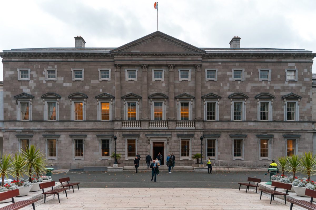 Fachada principal de Leinster House, en Dublín, sede del Oireachtas, con la bandera irlandesa ondeando