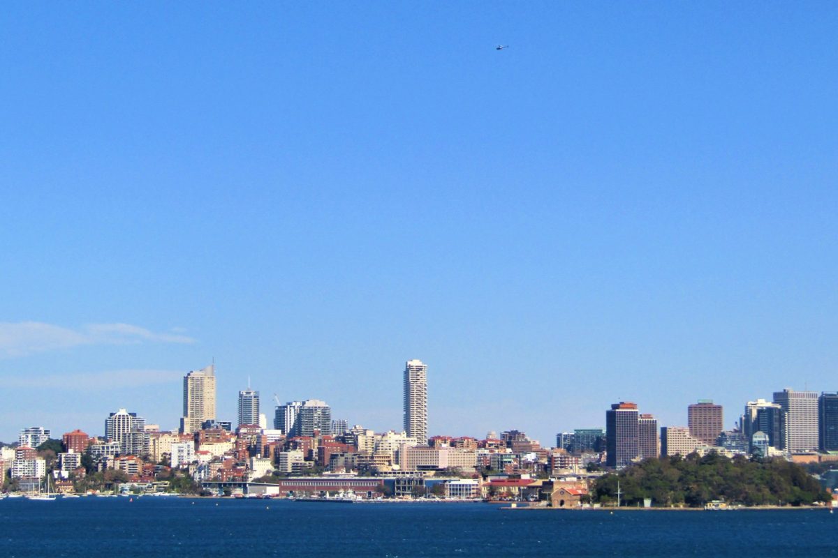 Panorámica del horizonte de Sídney con rascacielos junto al agua bajo un cielo despejado