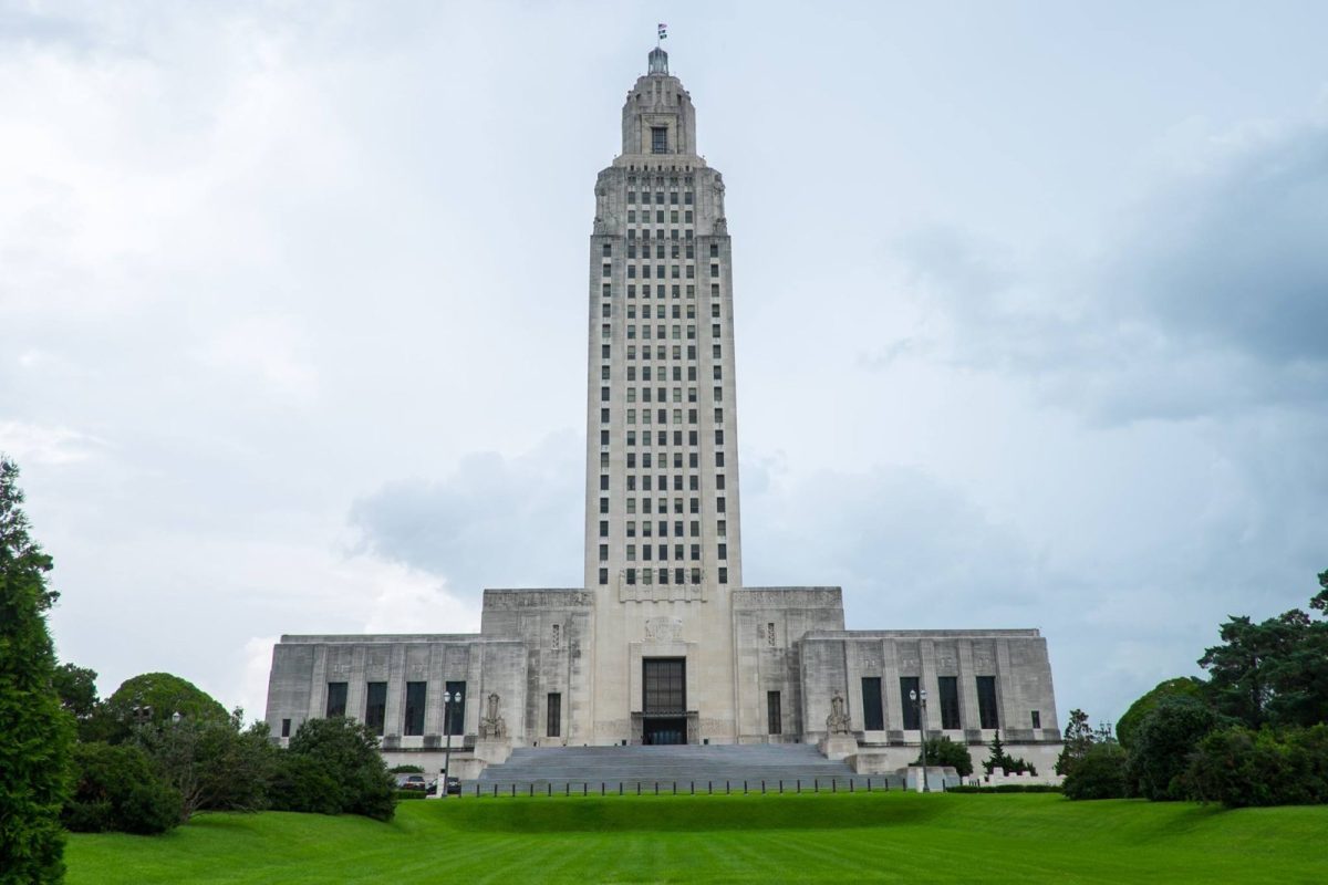 Fachada del Capitolio del Estado de Luisiana, una torre art déco de piedra clara con jardines delante