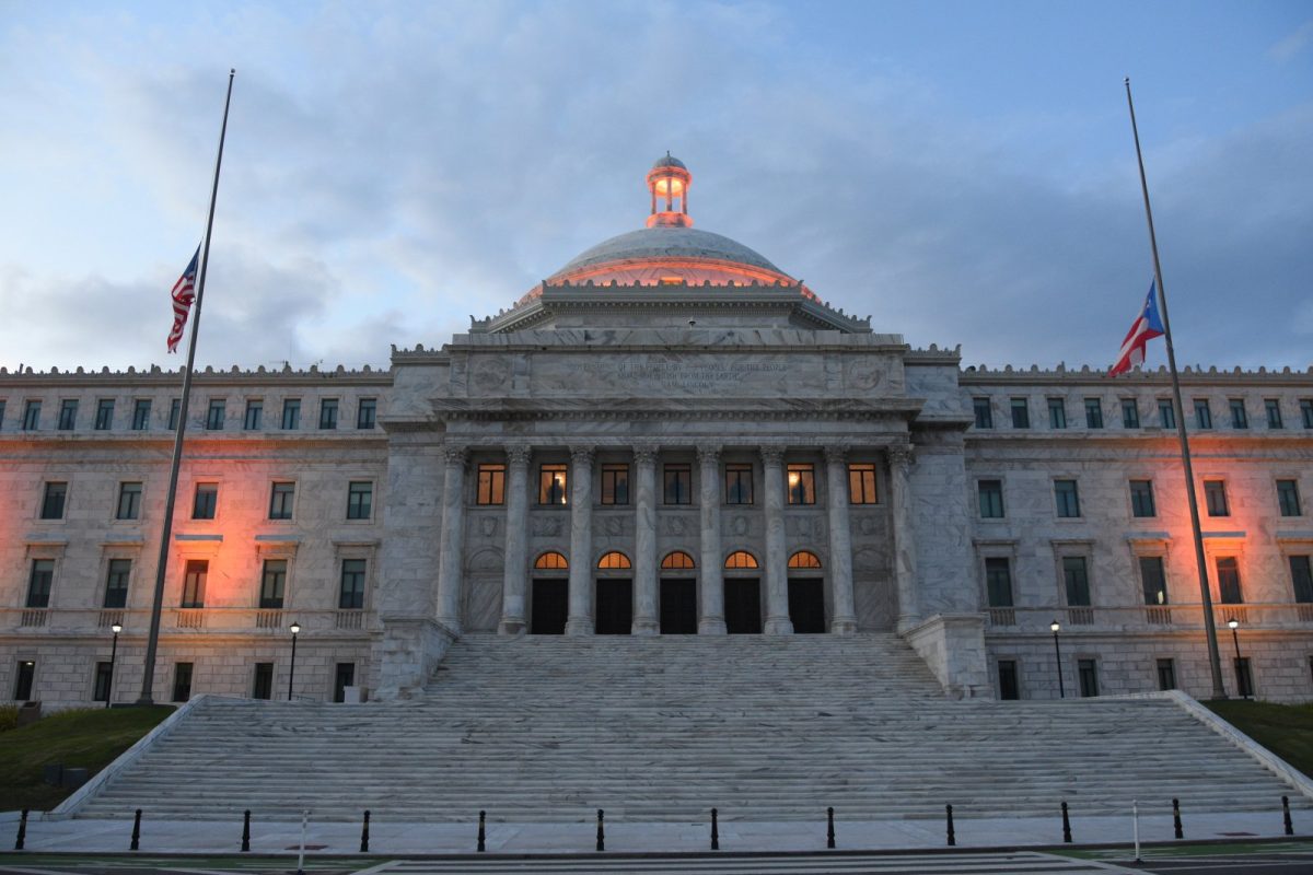 Fachada principal del Capitolio de Puerto Rico, en San Juan, con su cúpula de mármol iluminada al atardecer.