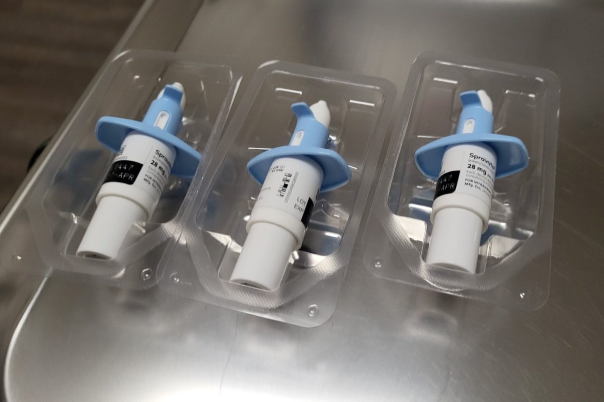Tres dispositivos de espray nasal de esketamina Spravato en su envase clínico estéril
