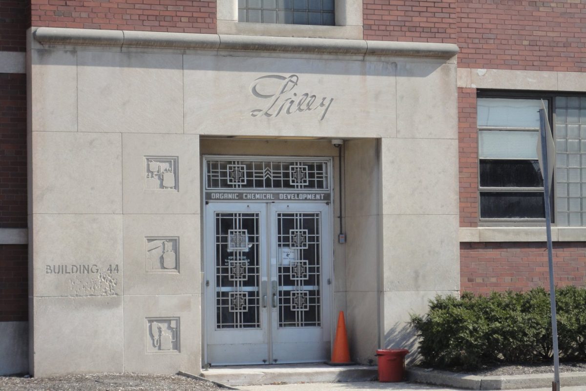 Entrada del edificio de desarrollo químico de la sede de Eli Lilly en Indianápolis, con el rótulo grabado en piedra