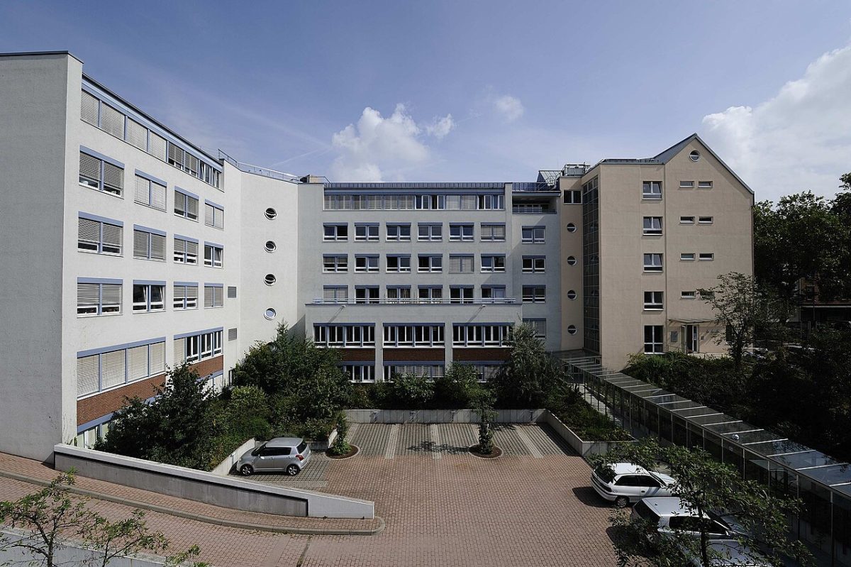 Edificios del Instituto Central de Salud Mental de Mannheim vistos desde el patio interior: a la izquierda el bloque de investigación y administración, a la derecha la clínica de adicciones.