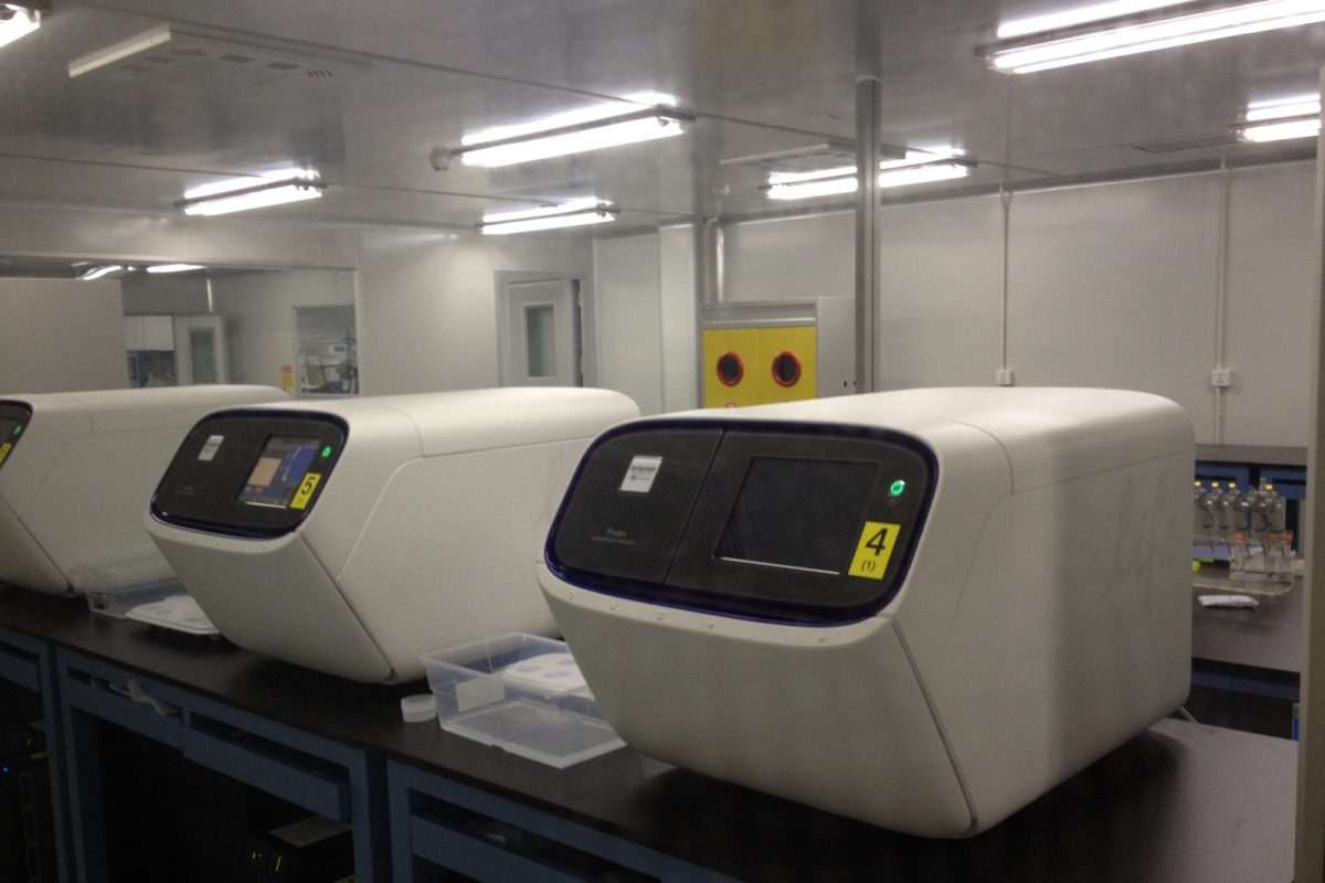 Hilera de secuenciadores de ADN sobre la encimera de un laboratorio de genómica