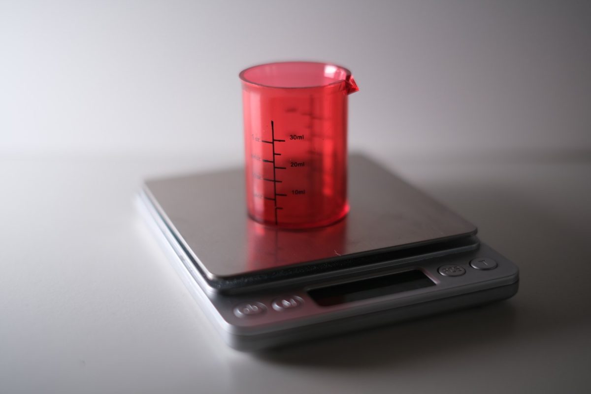 Pequeño vaso de precipitados graduado sobre una balanza digital de precisión