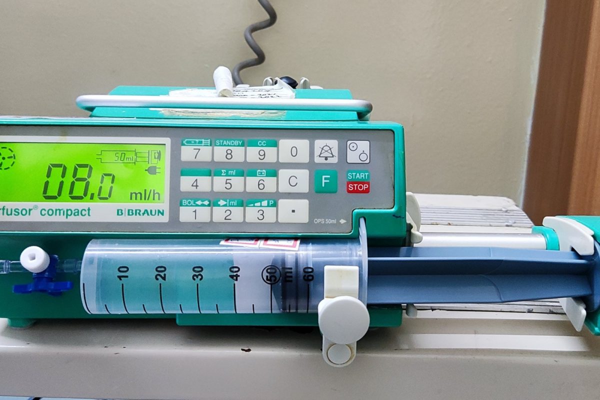 Bomba de jeringa hospitalaria con pantalla que marca el caudal de infusión en mililitros por hora