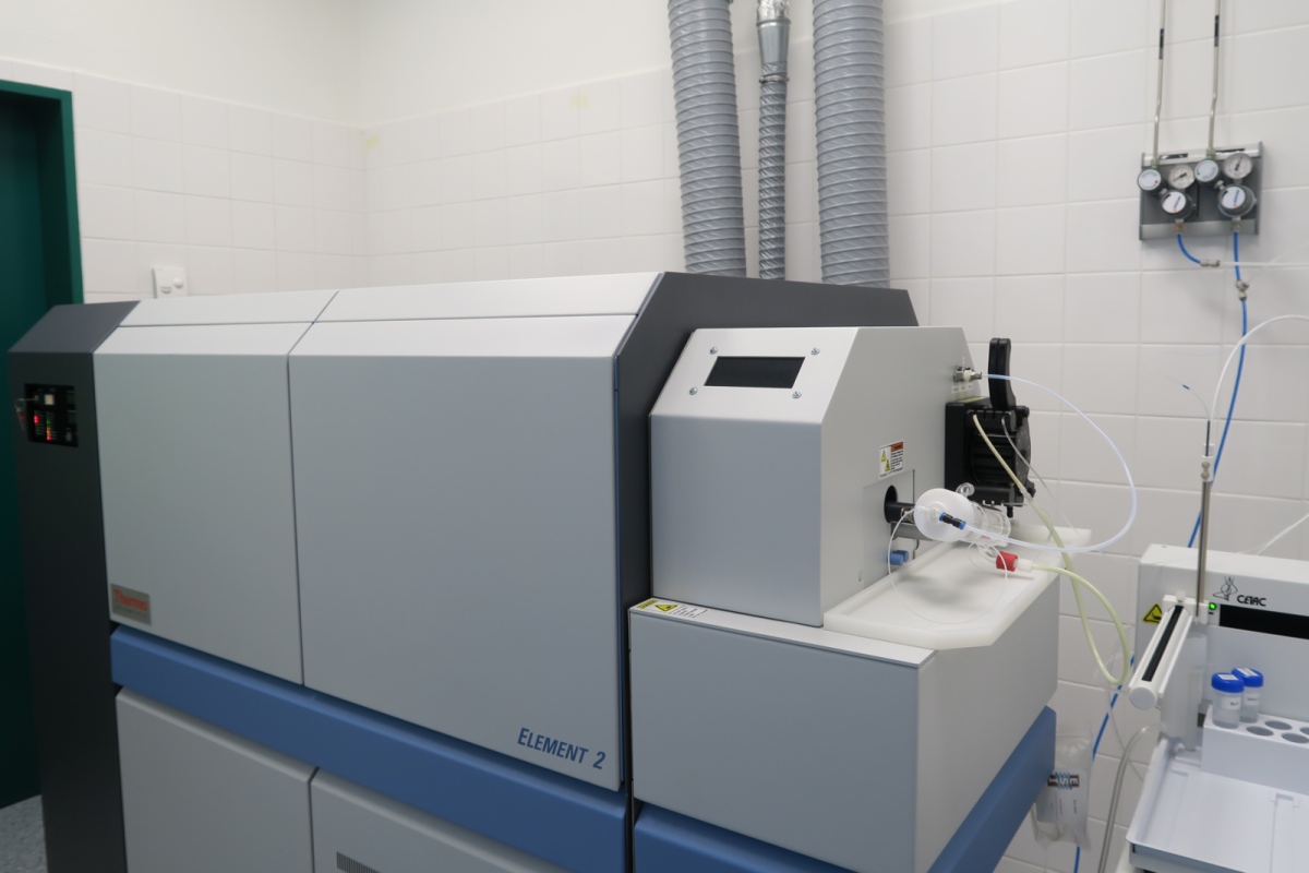 Espectrómetro de masas de alta resolución instalado en una sala de laboratorio alicatada en blanco