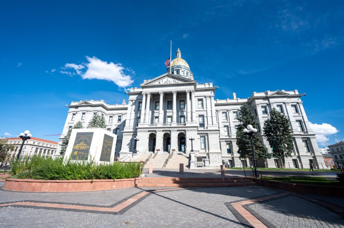 Fachada del Capitolio del Estado de Colorado, en Denver, con su cúpula dorada