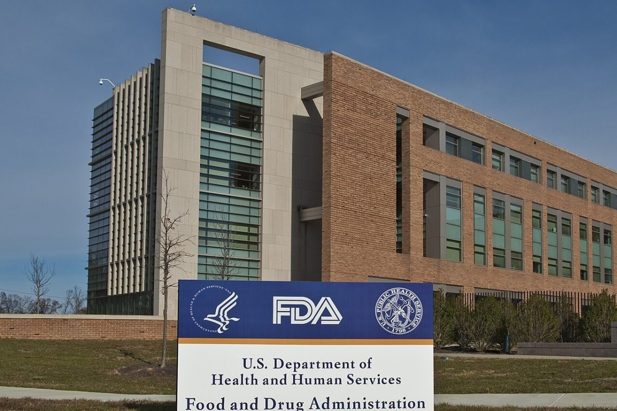 Cartel oficial de la FDA ante el edificio 21 del campus de White Oak, de ladrillo y cristal