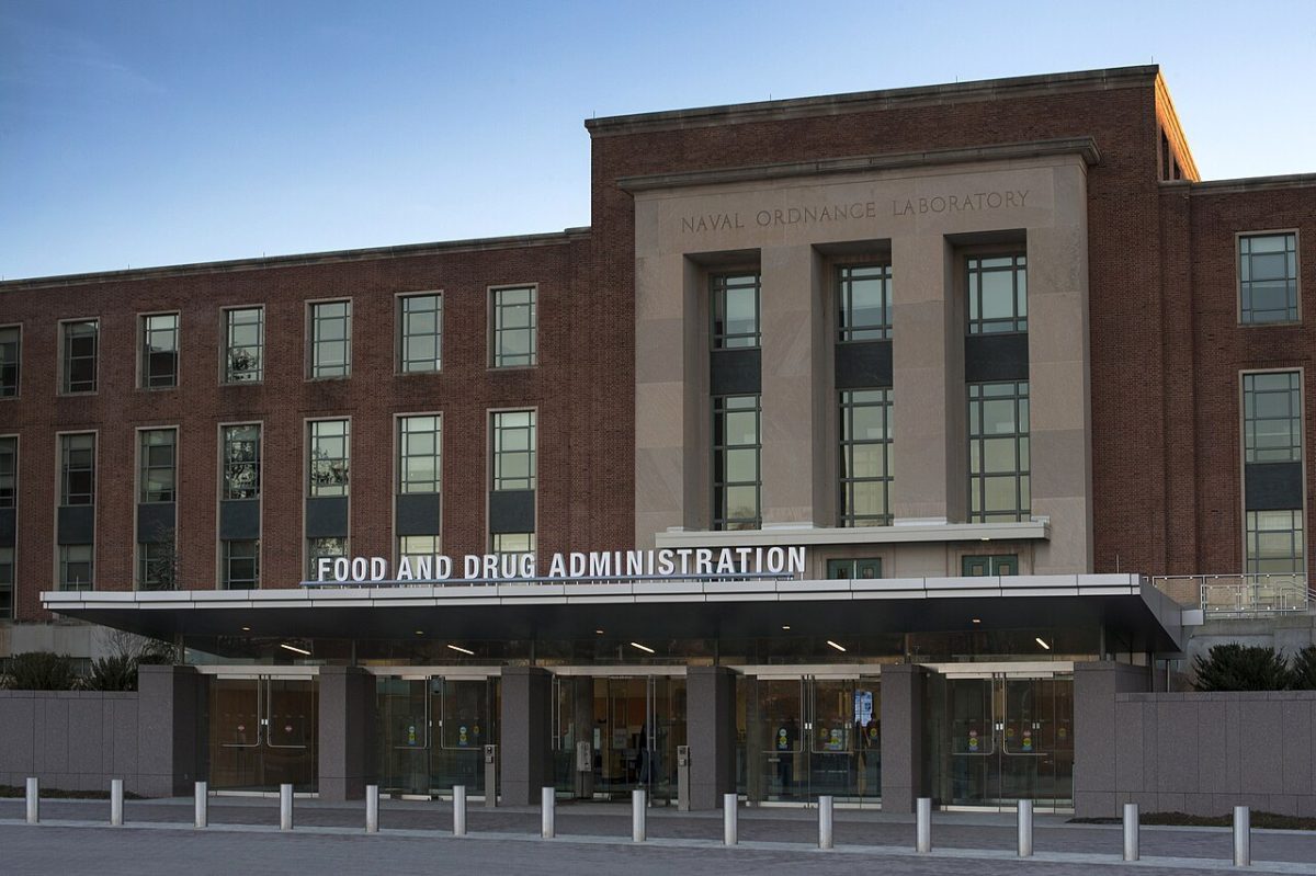 Entrada del edificio de la FDA en White Oak, con el rótulo Food and Drug Administration en la fachada