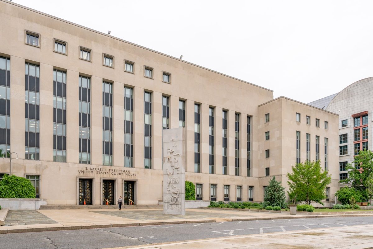 Fachada del tribunal federal E. Barrett Prettyman de Washington D.C., con su nombre grabado en piedra sobre la entrada principal