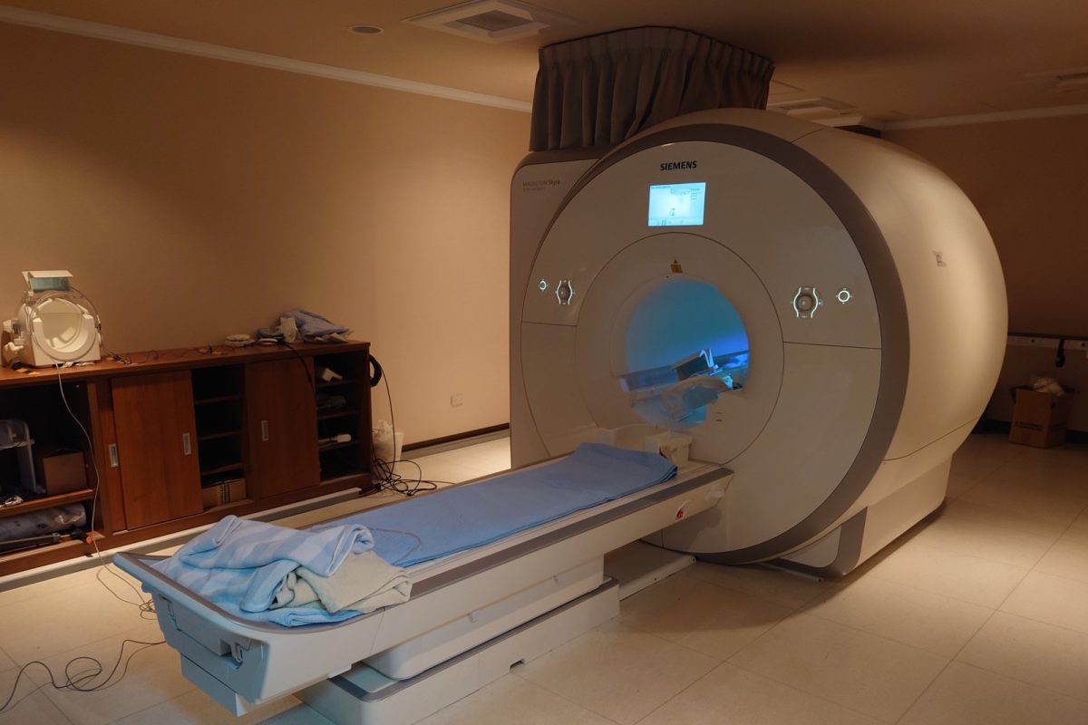 Escáner de resonancia magnética con la camilla vacía en una sala de imagen cerebral