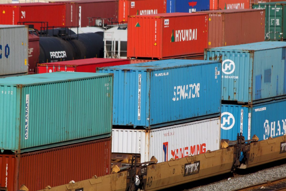 Contenedores de carga apilados en una terminal portuaria, símbolo del transporte internacional.