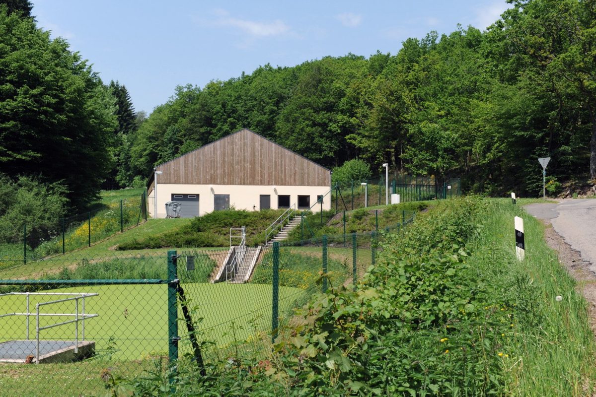 Depuradora de aguas residuales de Tintesmühle, en Luxemburgo, rodeada de bosque