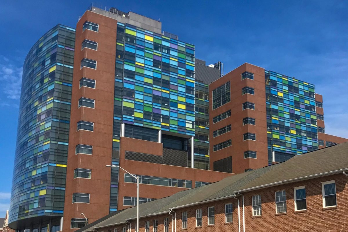 Edificios del Hospital Johns Hopkins en Baltimore, con fachadas de ladrillo y cristal de colores